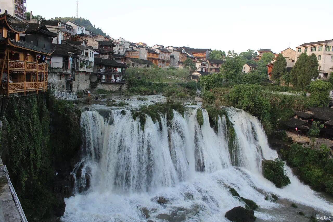 一座掛在瀑布上的古鎮(zhèn)，水靈地靈芙蓉鎮(zhèn)