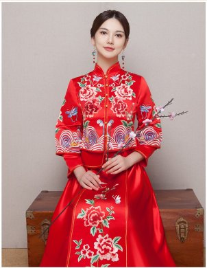 牡丹花刺繡新娘結(jié)婚禮服，波浪紋邊中式禮服