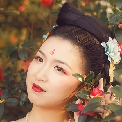 嬌艷紅花帶團扇女生頭像：唯美古風(fēng)真人頭像