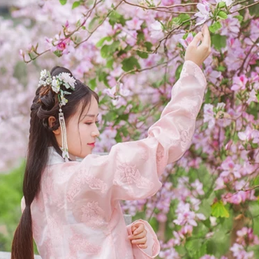 繁花盛開帶團扇女生頭像，唯美古風真人頭像