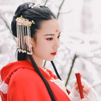 寒雪紅披風(fēng)女生頭像，唯美古風(fēng)真人頭像