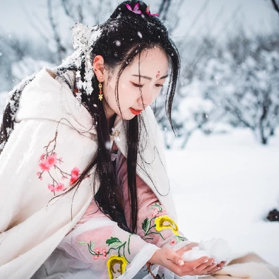 雪地帶披風(fēng)女生頭像，唯美古風(fēng)真人頭像