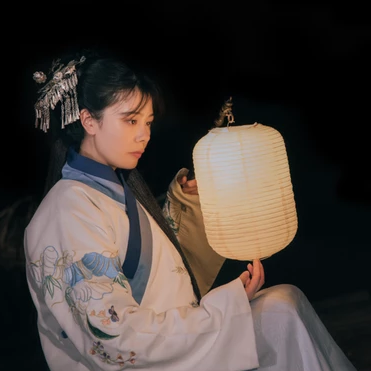 唯美古風(fēng)真人頭像：夜晚提燈女生頭像